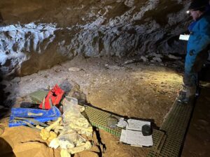 Die Ausrüstung für die archäozoologischen Untersuchungen in der Höhle.